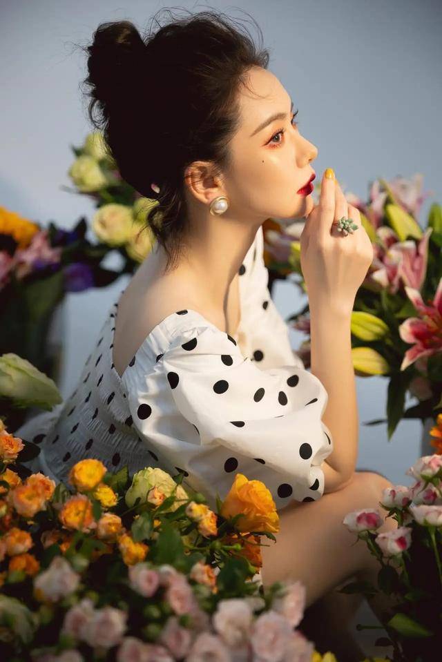 戚薇|戚薇不愧是“浓颜系”女神，猫眼妆魅惑深邃，丸子头造型又甜又A