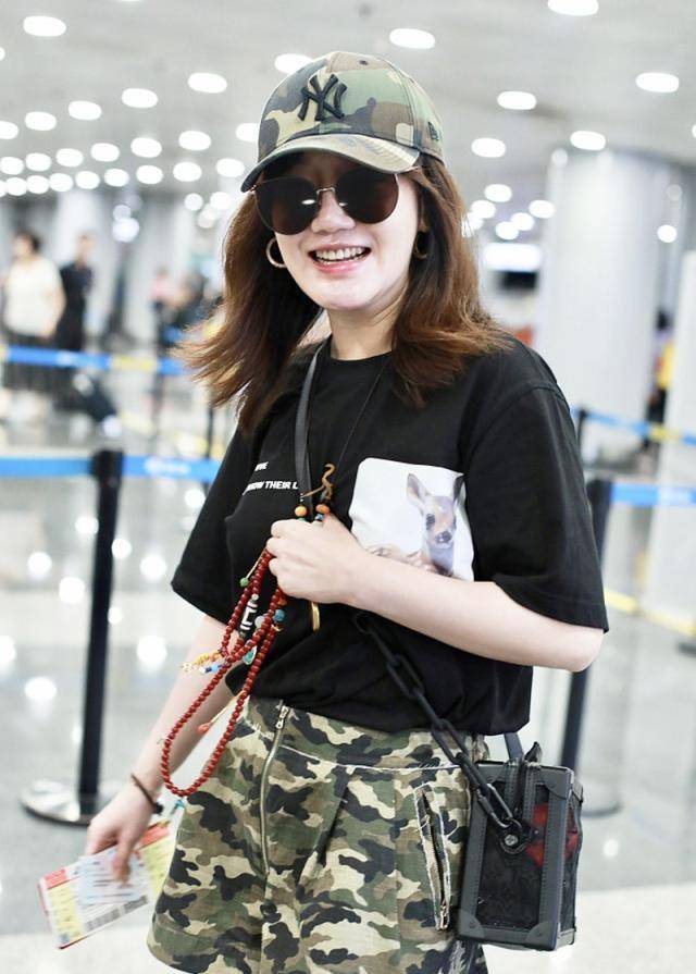 黑色|胡歌前女友薛佳凝真洋气，穿大妈黑丝袜走机场，非但不俗还挺新潮