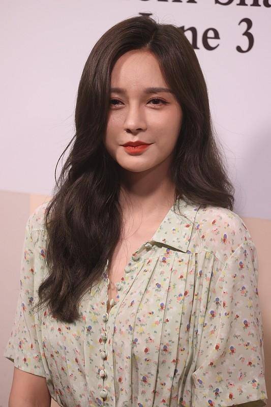 头发|沈梦辰改变风格走淑女风，身着雪纺小碎花长裙，头发微卷温柔知性