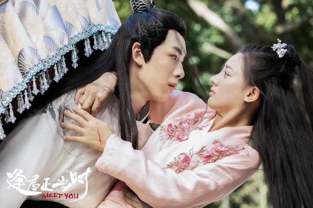 剧情|《逢君正当时》今日上线!女骗子傻少爷开启婚后拆家生活