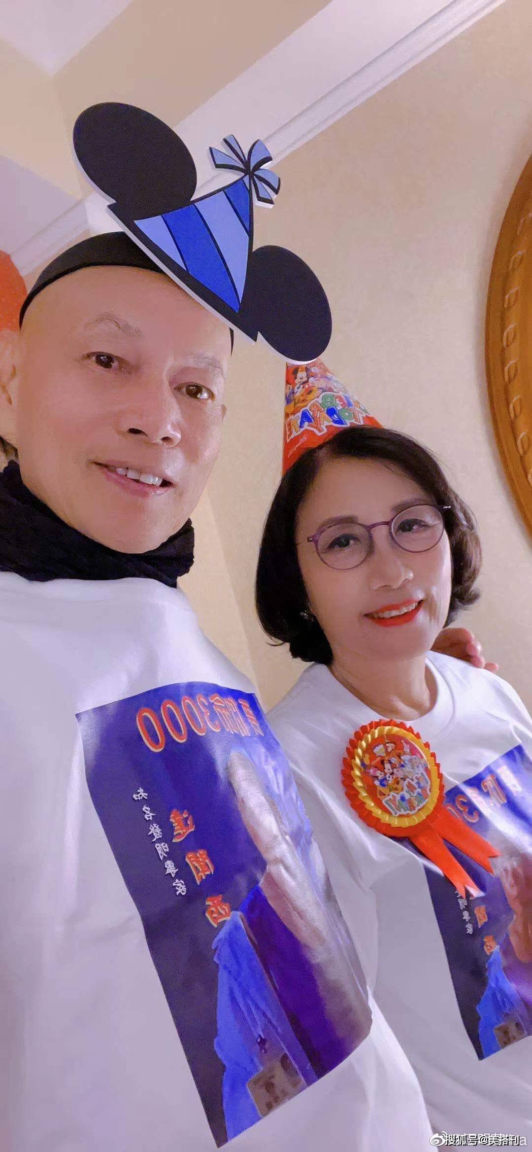 保养|74岁汪明荃气质不一般，“病号服”穿出高级感，网友：保养得真好