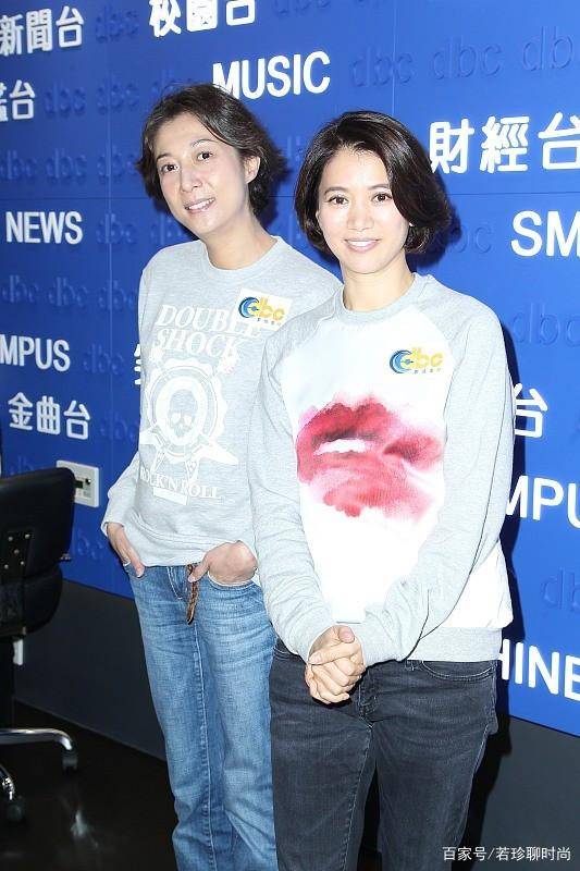 活动|袁咏仪和吴绮莉还挺合拍的，出席活动穿的差不多，看着还挺年轻