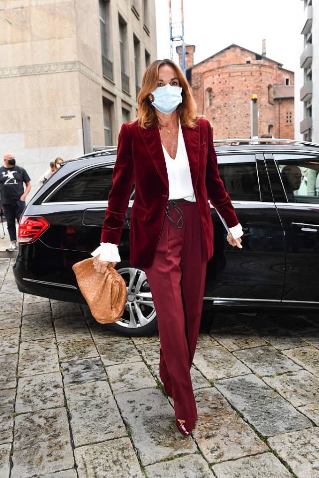 面料|秋季不穿酒红色不知道自己有多美，优雅与高贵并存，40+尽显韵味