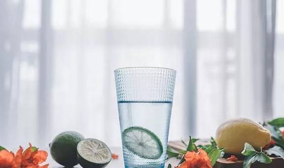 补充|喝水不注意也能触发心脏病！心脏最怕这3种喝水方式，别再这么做