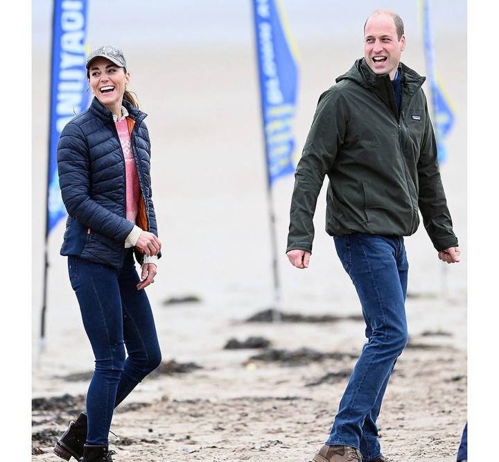 公主|凯特威廉重返母校,凯特穿粉衣重返初恋,雨中漫步美如画?