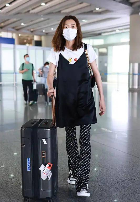 下装|刘雯近照快瘦成麻杆,穿睡裙走机场好惊艳,喇叭裤填不满目测80斤