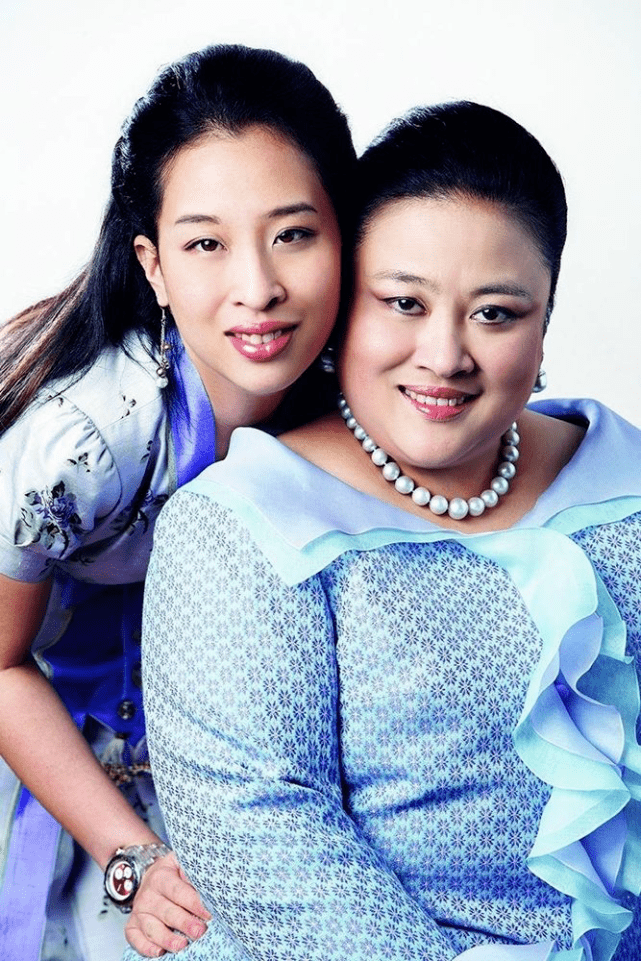 拉隆|泰国嫡长公主太孝顺！双膝跪在颂妃脚边，Polo衫搭黑裤没有女人味