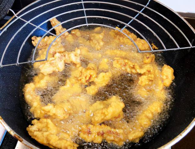 下锅|炸小酥肉时,别直接裹淀粉糊,掌握这3点,酥肉外酥里嫩还不腥