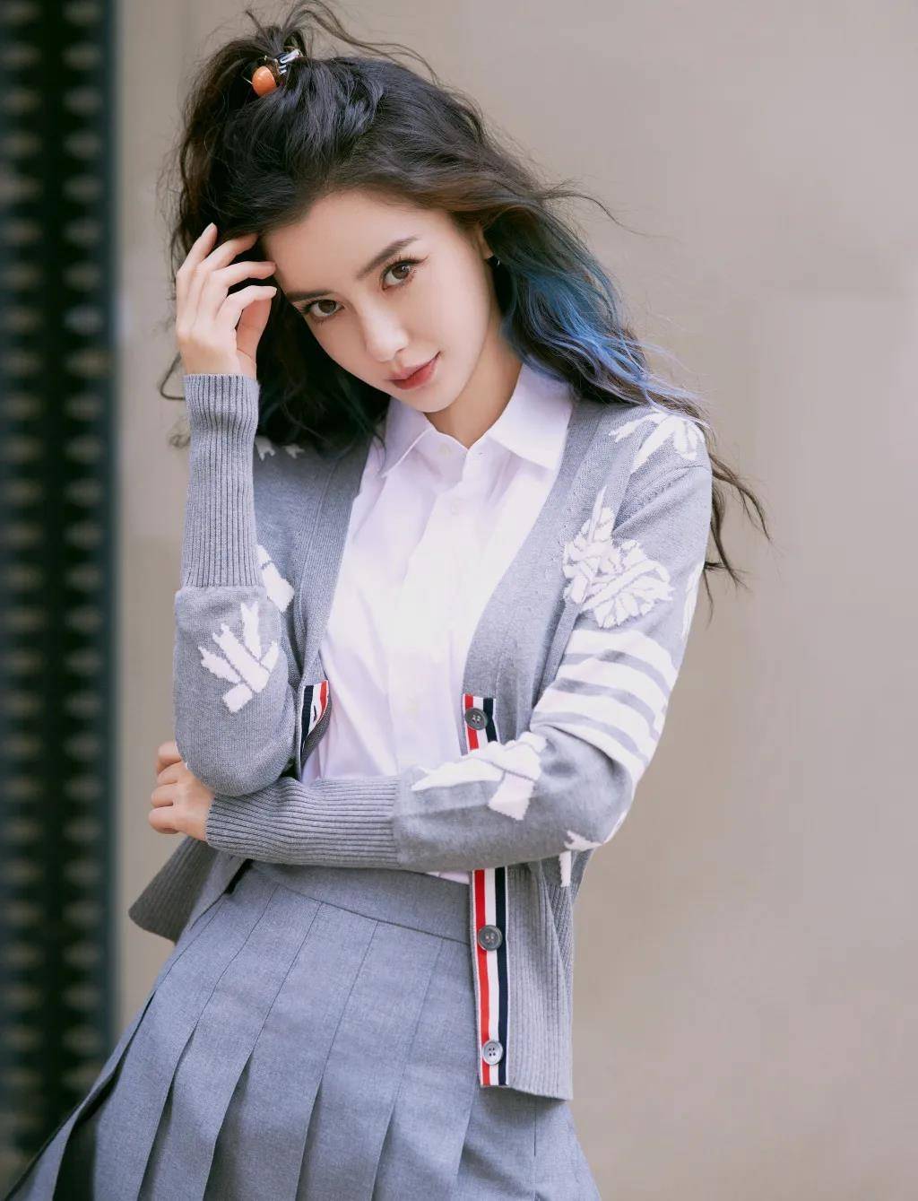 青春|三十多了还拼老命扮嫩?校园风穿搭减龄无比,赵丽颖baby都爱穿