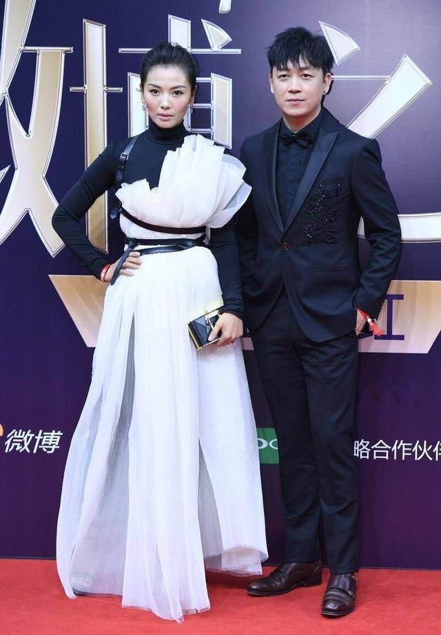 浅色|刘涛尝试黑白配,黑色打底衫上“绑”了条白纱裙,这时尚真看不懂