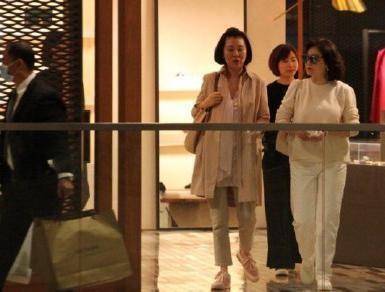 长裙|狄龙老婆和林青霞气质真挺像，同框似亲姐妹，穿着普通却贵气