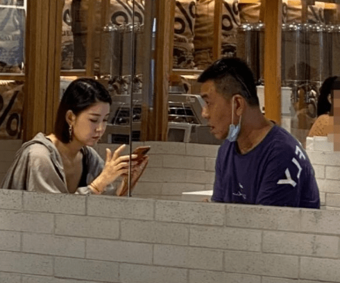 大儿子|王雷夫妇官宣二胎喜讯！李小萌抚摸孕肚满脸笑容，还自曝想要女孩