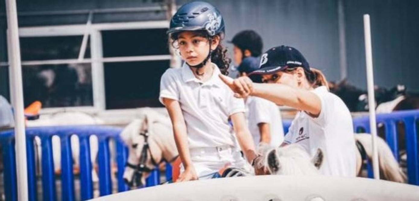 一身|刘烨妻子带娃出街，10岁诺一身高快赶超妈妈，五官和刘烨太像了！