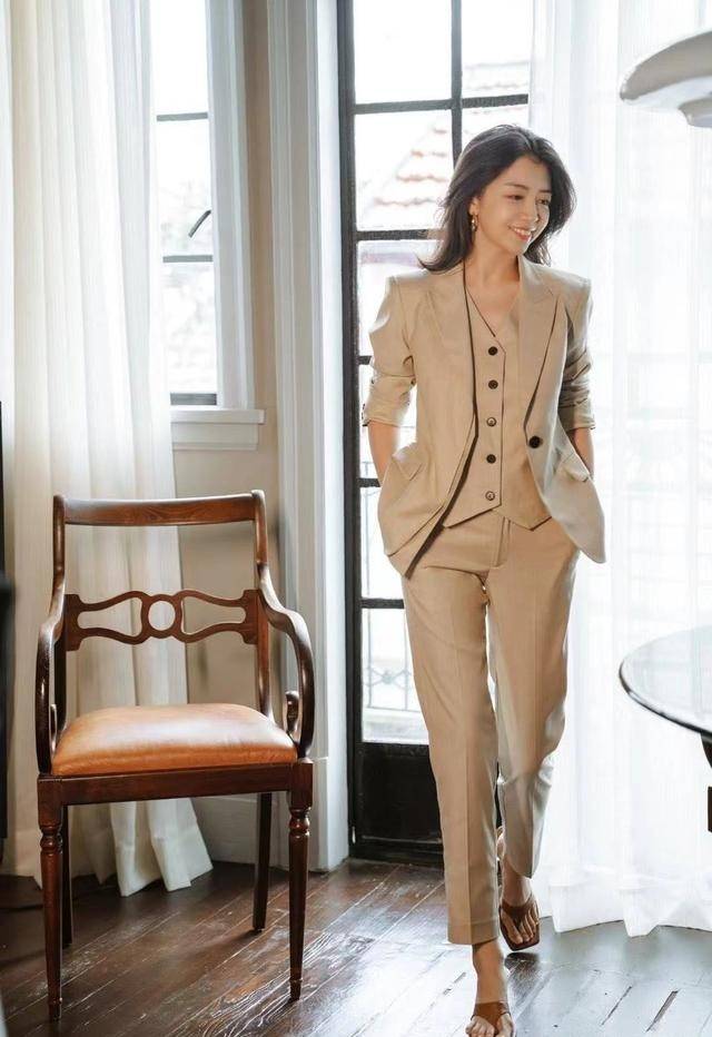 经典|80年代复古西装：小姐姐穿出是“贵族风”气质穿搭让往日经典重现