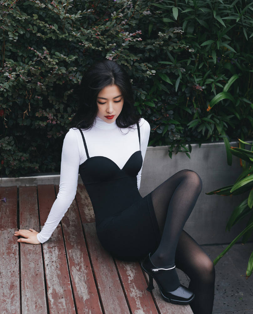 朱珠|怀孕9个月的朱珠也时髦，穿长裙挺着大孕肚，四肢看着仍纤细