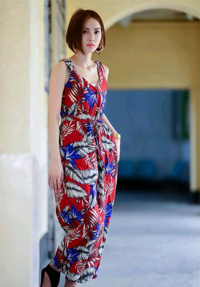 连体|印花连体阔腿配一双平底凉鞋,走起路来优雅范十足