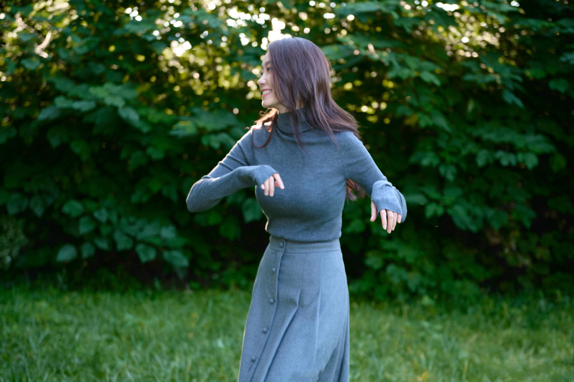 张小斐|张小斐初秋穿搭好精致！紧身上衣搭束腰裙，回眸干净又温柔，每一帧时髦又治愈