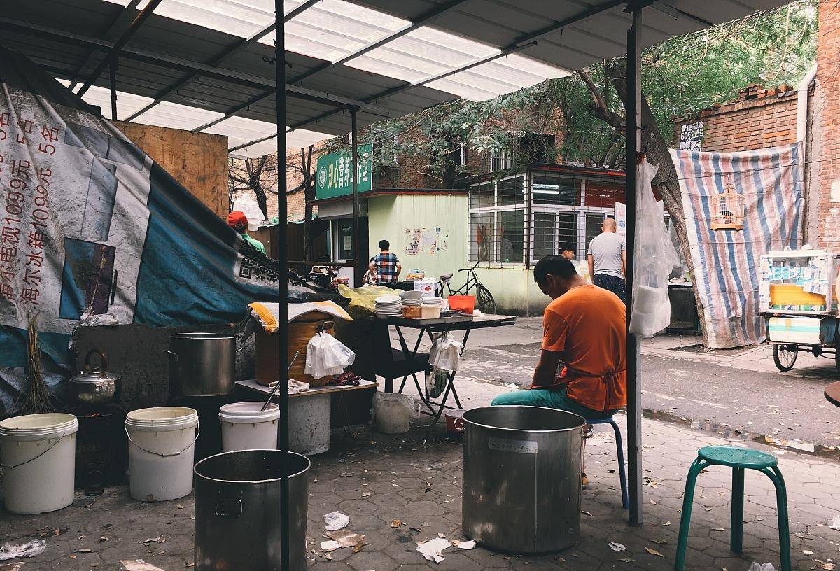 水箱|小摊贩用路边积水做早餐？吃一顿干净的早餐很难吗？