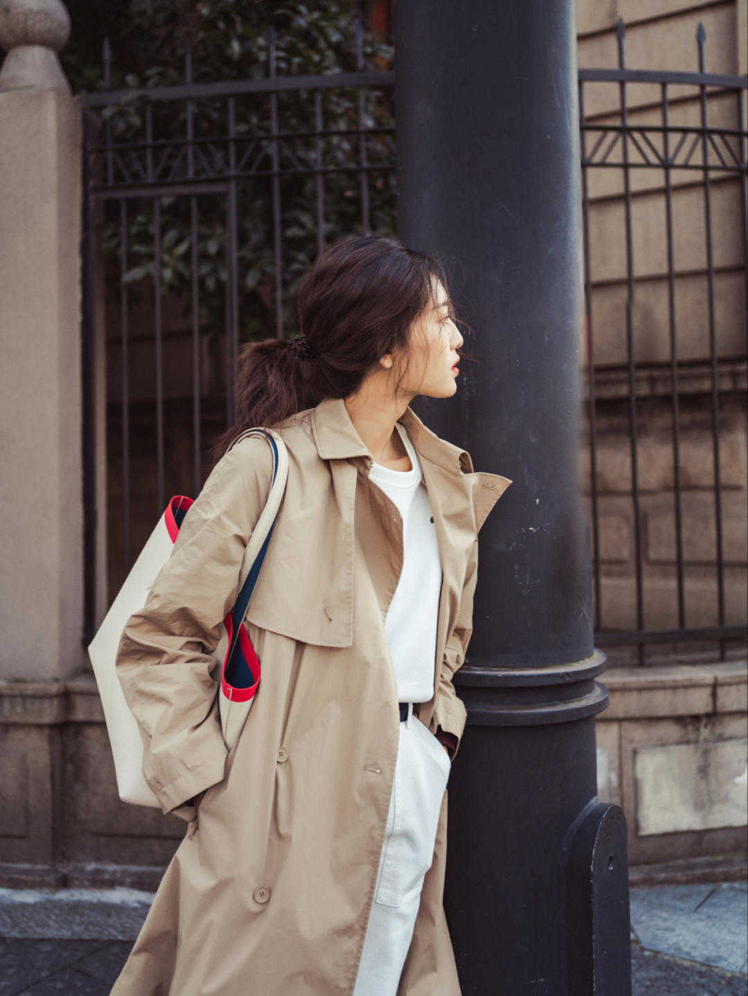 显得|秋天风头不减的风衣，里面搭配这几款，时髦又百搭