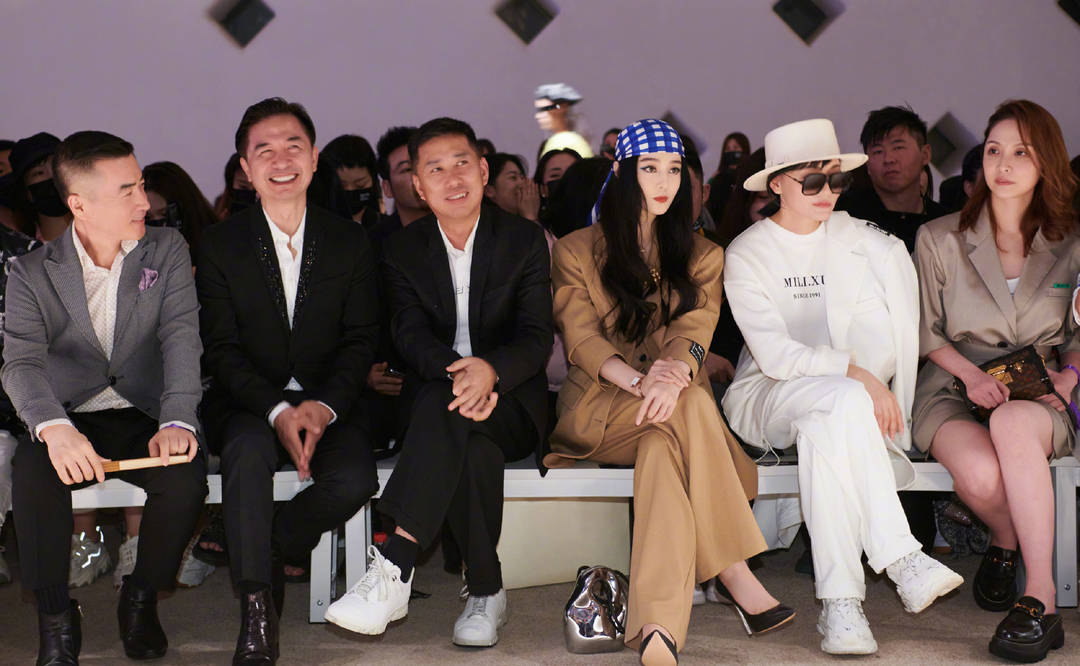 范冰冰|范冰冰一家合体,她被追捧爸妈却被冷落,范爸全程低头范妈好拘谨?