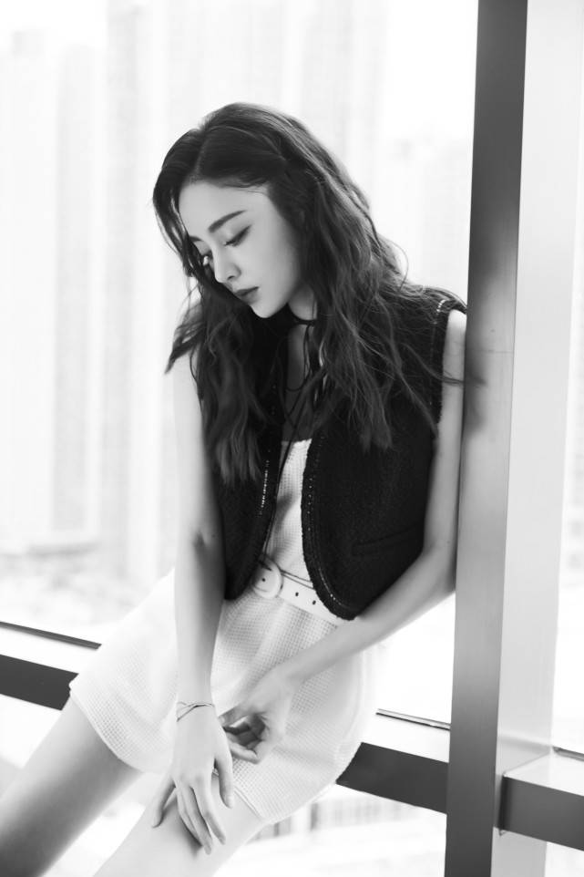 舞台|古力娜扎打扮时髦大秀纤细美腿，气质清新超迷人，甜美可人似初恋