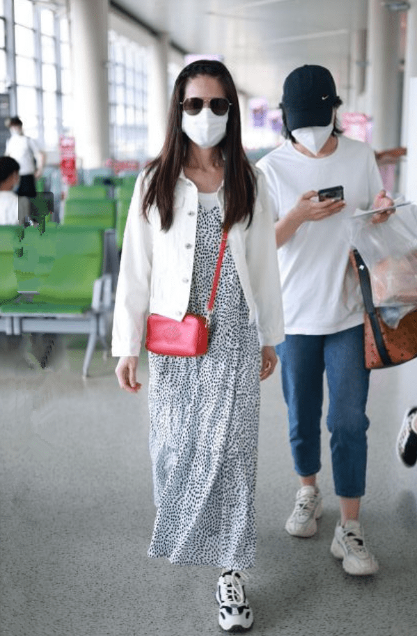 视觉|李若彤哪像奔六的人？穿波点裙配双运动鞋，看上去减龄又时髦