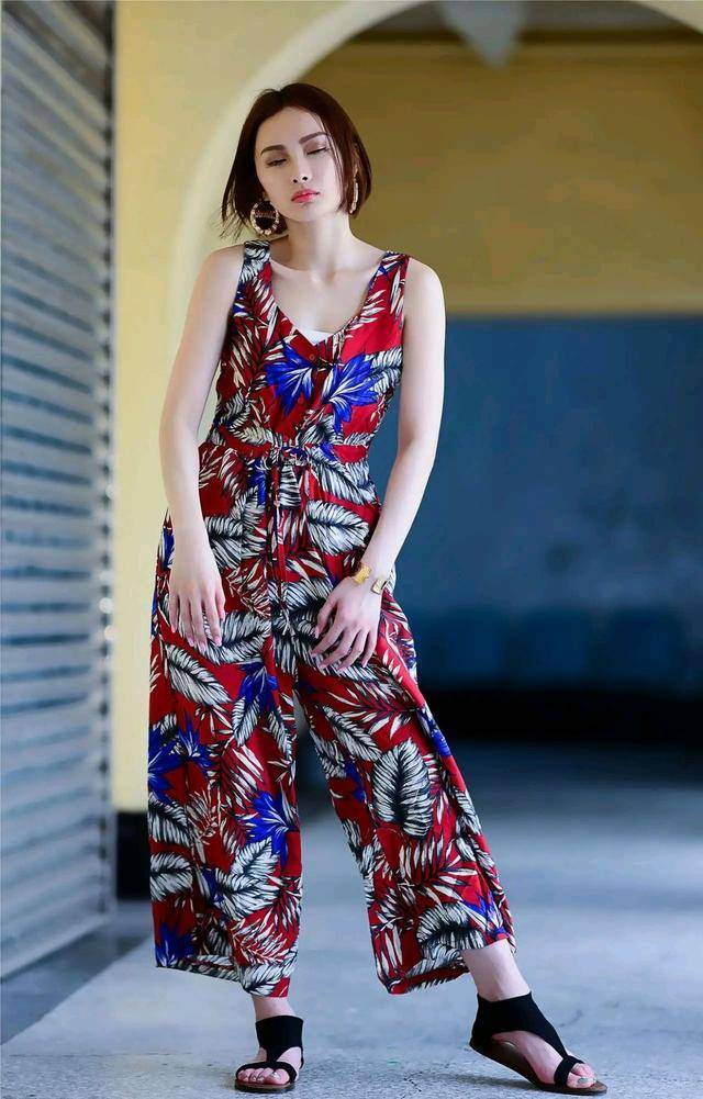 连体|印花连体阔腿配一双平底凉鞋,走起路来优雅范十足