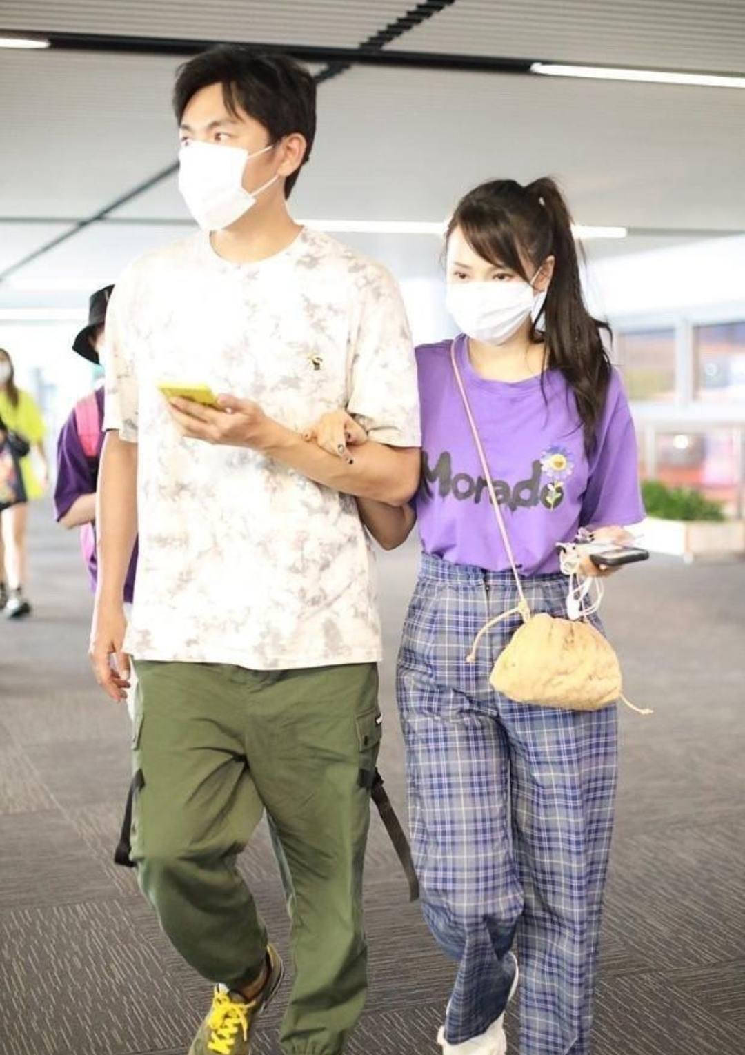 小姑娘|伊能静真把自己当小姑娘，穿格纹裤还扎高马尾，搂婆婆肩像孙女儿