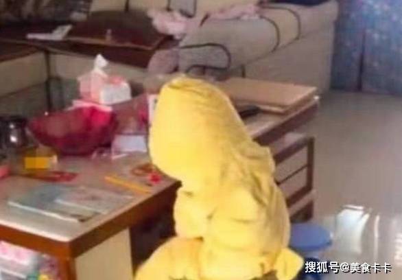 女士|女儿早起写作业,妈妈去叫吃早餐,摸了下孩子的头瞬间懵了