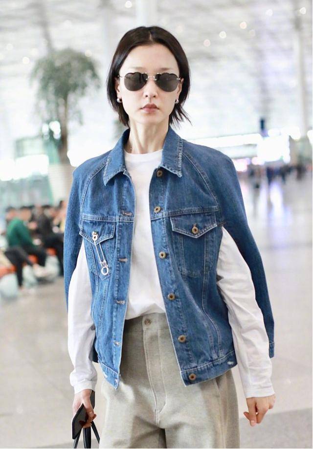个性|杜鹃气质感真好，黑色外套配宝石绿毛衣清新脱俗，机场走出T台范