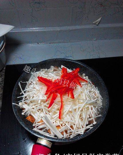 葱花|金针菇搭配五花肉，简单炒一炒，就是一道开胃下饭的美味家常菜