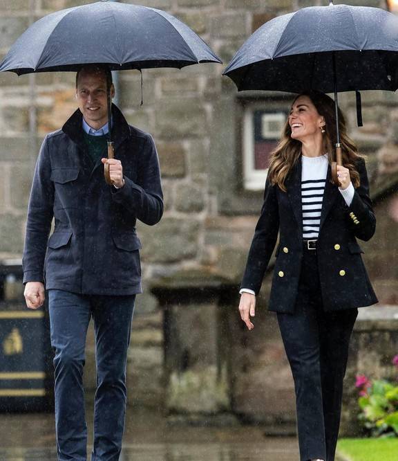 公主|凯特威廉重返母校,凯特穿粉衣重返初恋,雨中漫步美如画?