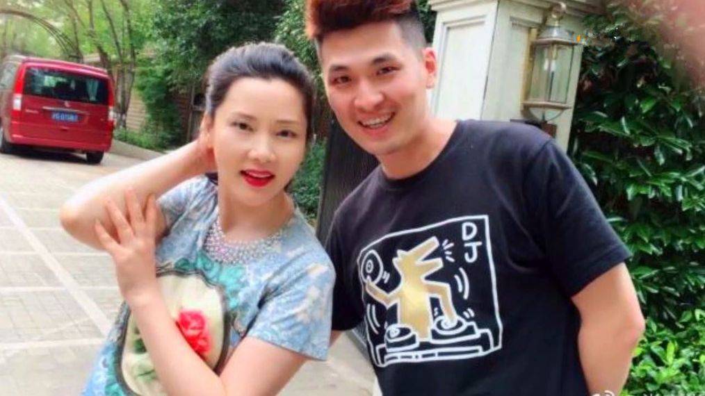 那头|何赛飞的脸没打玻尿酸真耐看，岁月痕迹再明显，还是很优雅大方！