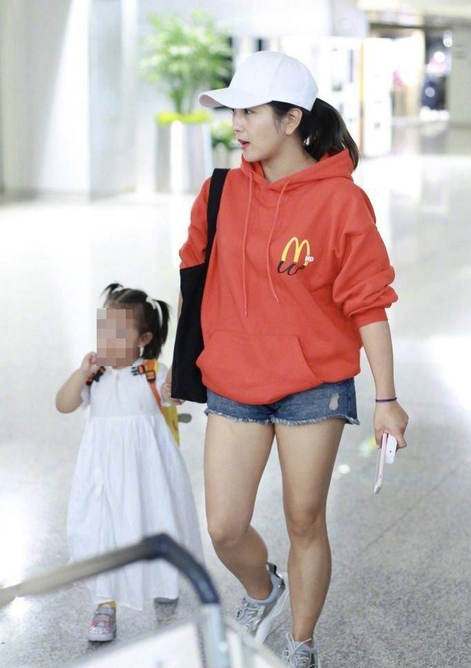 何洁|“何洁”早就该这么穿了，宽松T恤配短裤，虽简约但很高级、减龄！