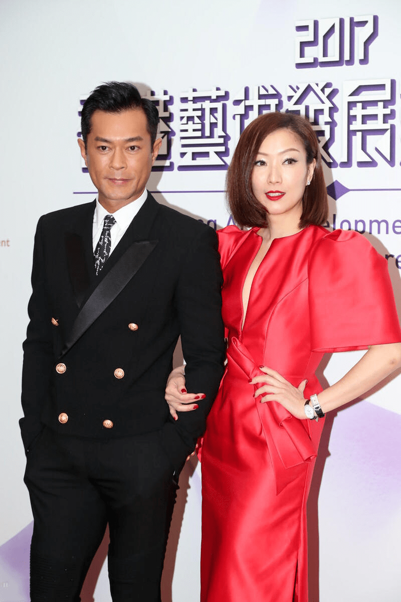 显得|郑秀文这气质“绝”,穿印花连衣裙清爽时髦,配印花头巾也不俗气