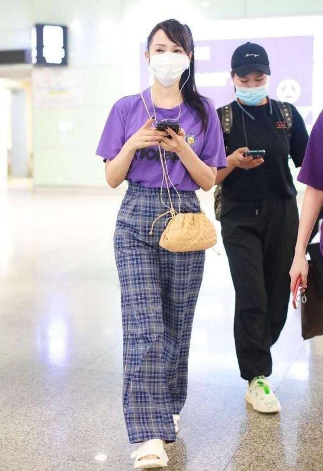 小姑娘|伊能静真把自己当小姑娘，穿格纹裤还扎高马尾，搂婆婆肩像孙女儿