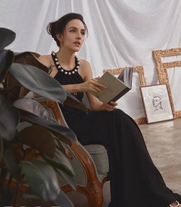 一身|刘烨妻子带娃出街，10岁诺一身高快赶超妈妈，五官和刘烨太像了！