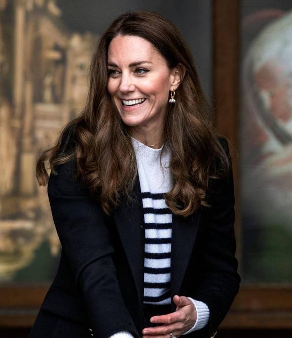 公主|凯特威廉重返母校,凯特穿粉衣重返初恋,雨中漫步美如画?