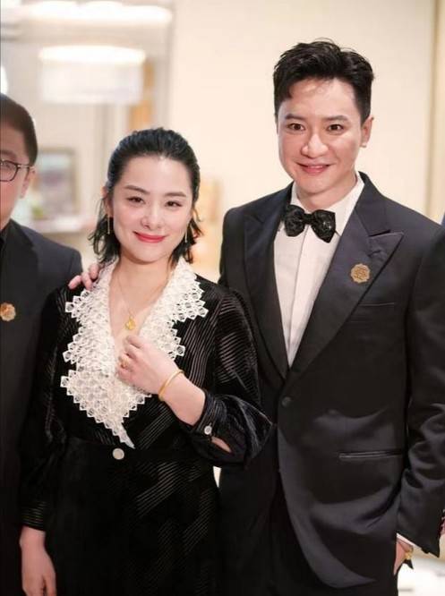 黑色|刘璇携夫出席活动,穿长裙产后发福腰粗脸变圆润,1米8老公真帅?