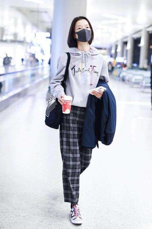 小姑娘|伊能静真把自己当小姑娘，穿格纹裤还扎高马尾，搂婆婆肩像孙女儿