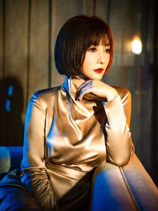 身材|被柳岩的身材征服，穿香槟金裙像贵妇，不露腰不露腿也美得惊艳