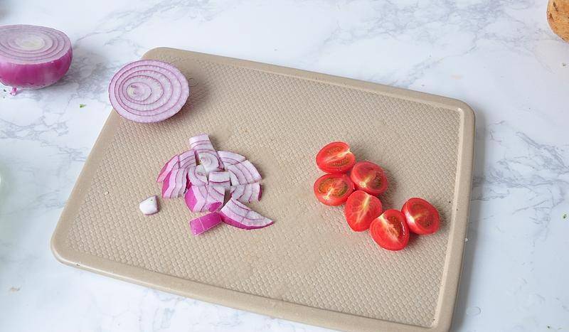 蔬菜|早餐不知给孩子吃什么,试试将吐司加蔬菜和蛋,烤一烤,太香了