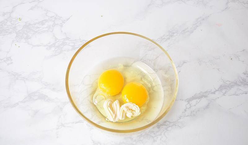 蔬菜|早餐不知给孩子吃什么，试试将吐司加蔬菜和蛋，烤一烤，太香了