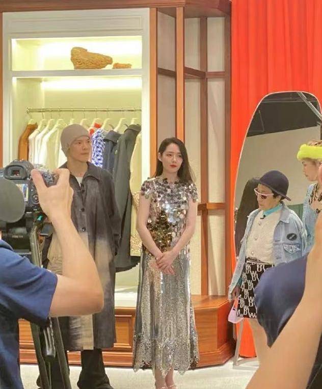 关键|小向太复出后好乖巧！双手交叉不像豪门阔太，却被向佐宠成真名媛！