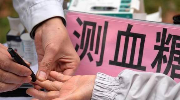 降低|血糖高的人，睡觉时会有3种表现，稳定血糖，记住6个字