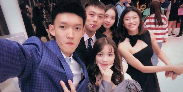 黑色|杨倩真像个瓷娃娃，穿连衣裙娇俏可爱，素颜出镜都很美