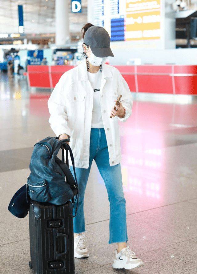 私下里|40+的海清没有“明星包袱”，私下里穿牛仔外套，看着简单又纯粹