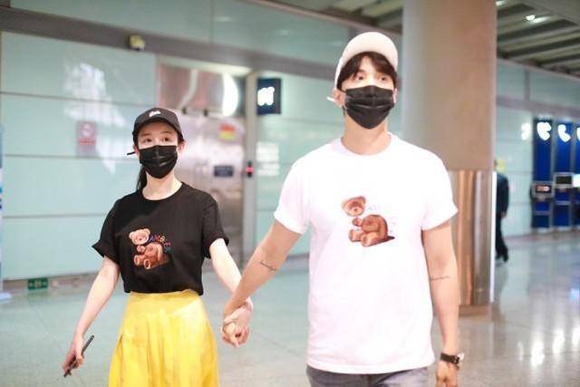 黑色|张檬的牛奶肌太白了，穿一身黑色修身款，身材真的很惹眼