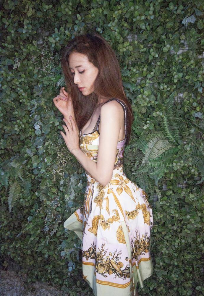 林志玲|44岁林志玲韵味十足,公主裙露腰扮嫩,网友:上围太抢镜了
