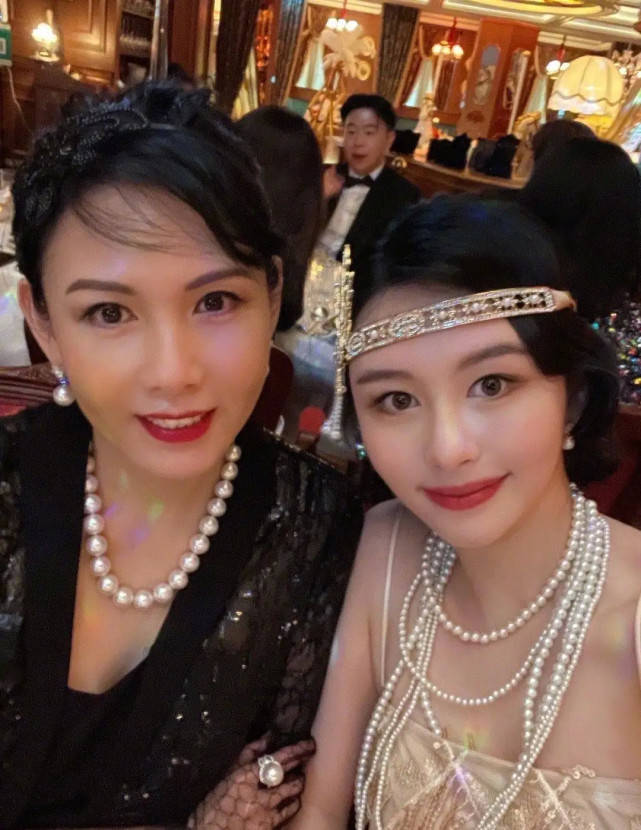 邱淑贞|邱淑贞女儿怕被抢风头！貂皮披肩配珍珠链高调炫富，贵气不及妈妈？